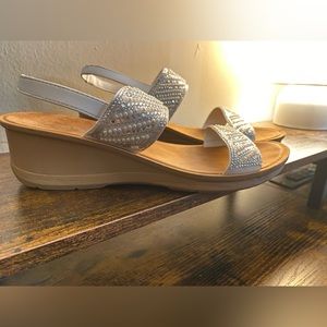 Daisy Fuentes Size 9 White Short Wedges With Beaded Detail